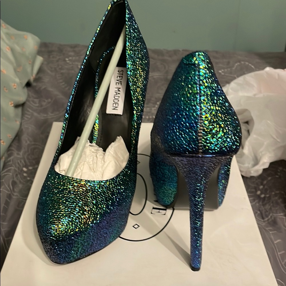 Steve Madden Blue green peacock Glittery Heels stiletto pumps 7.5 chameleon shoe